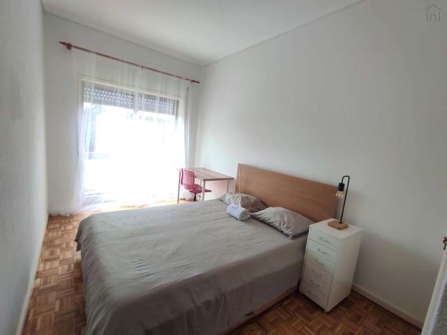 Room with private balcony in a 4 bedroom apartment in Rua de Miguel Bombarda, Porto