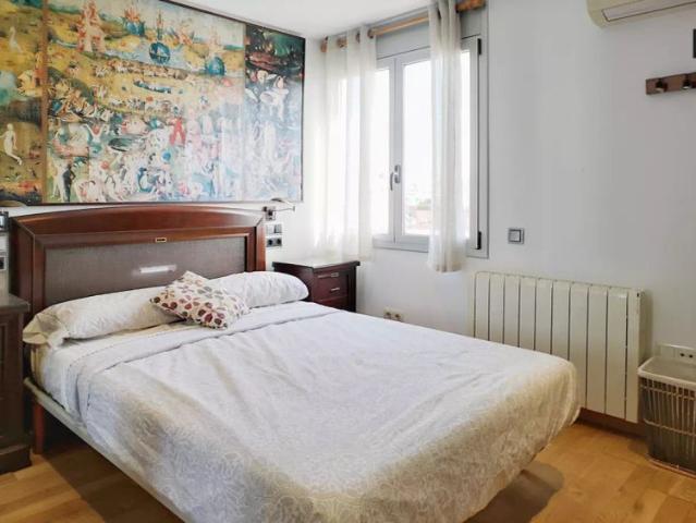 Room with private bathroom in 3 bedroom apartment in Poblenou