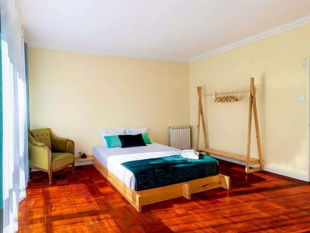 Room with private bathroom in a 10 bedroom house in Rua de Pedro Hispano, Porto