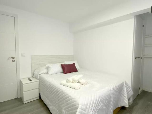 Room with TV for rent in 4 bedroom apartment in Algirós