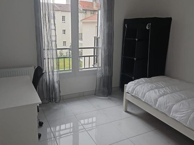 Room 10 minutes from ST lazare station