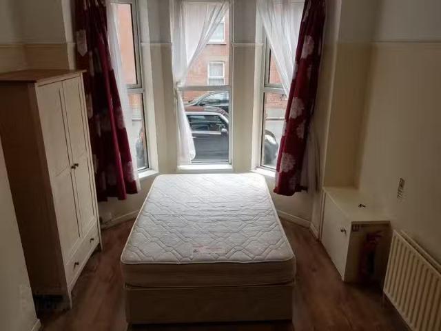 Room 1, 7 Eglantine Gardens