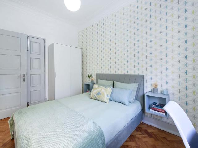 Room 1 86. Avenida Almirante Reis 229 R/C D