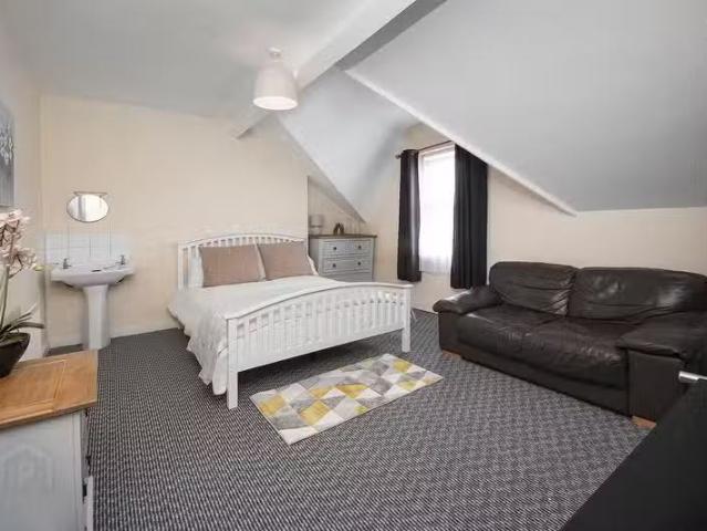 Room 7, 96 Cromwell Road