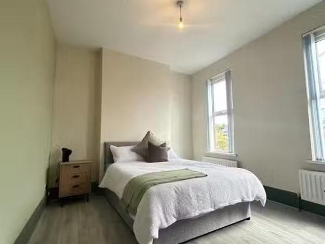 Rooms 1,3,4, 5, 163 Ballygomartin Road
