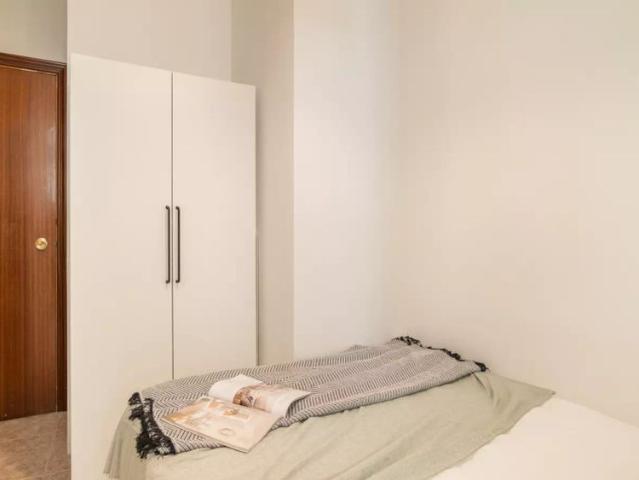 Rooms and beds for rent in 7 bedroom apartment in Ciutat Vella