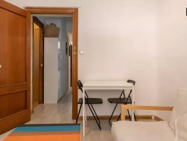 Rooms for rent in 4 bedroom apartment in Madrid