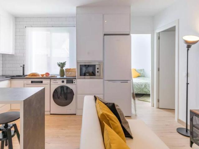 Rooms for rent in 4 bedroom apartment in Madrid
