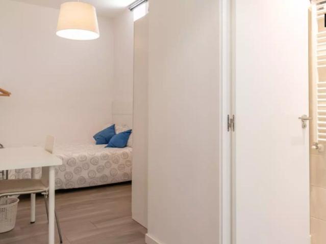 Rooms for rent in 4 bedroom apartment in Madrid