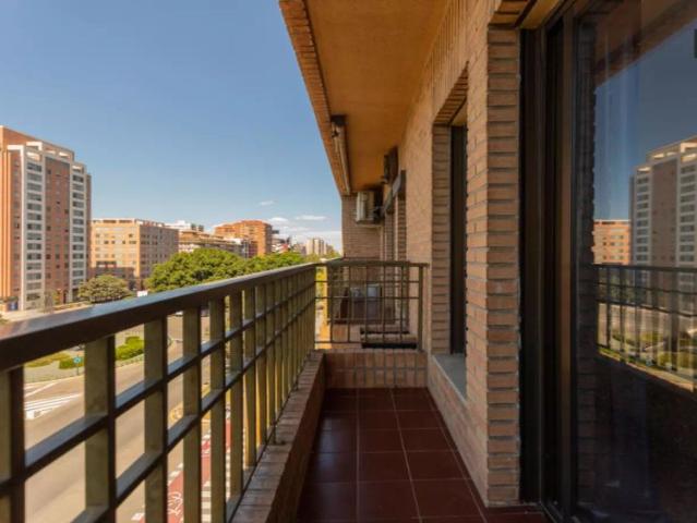 Rooms for rent in 4 bedroom apartment in Mestalla