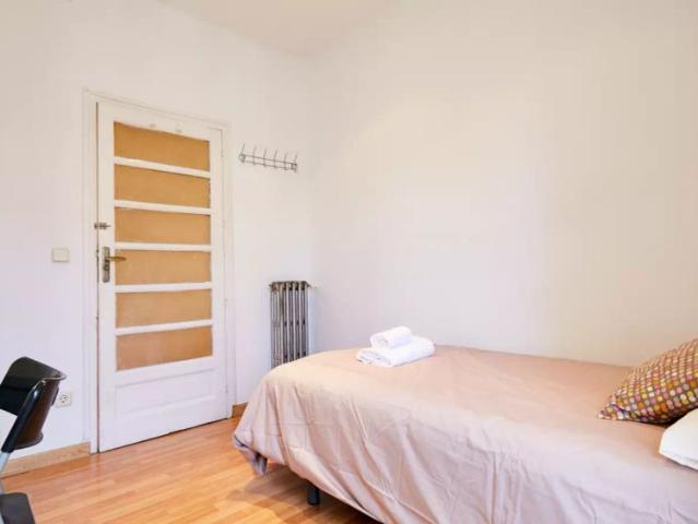 Rooms for rent in 4 bedroom apartment in Moncloa Aravaca