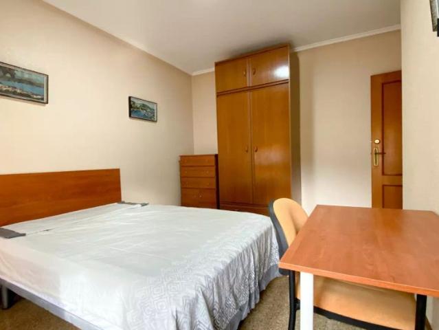 Rooms for rent in 4 bedroom apartment in Algirós