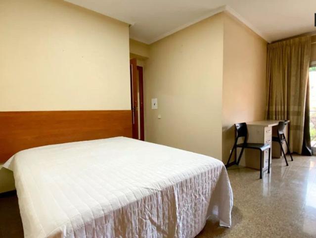 Rooms for rent in 4 bedroom apartment in Algirós