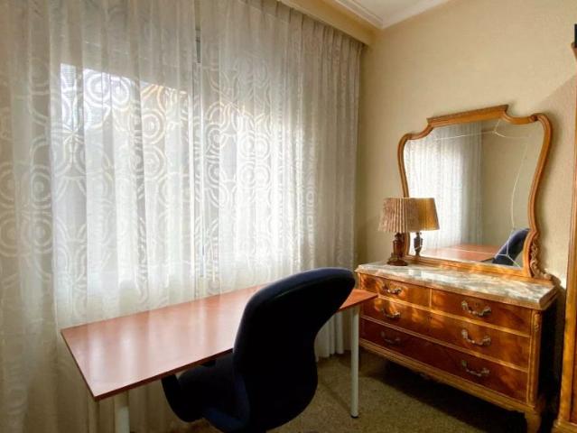 Rooms for rent in 4 bedroom apartment in Algirós