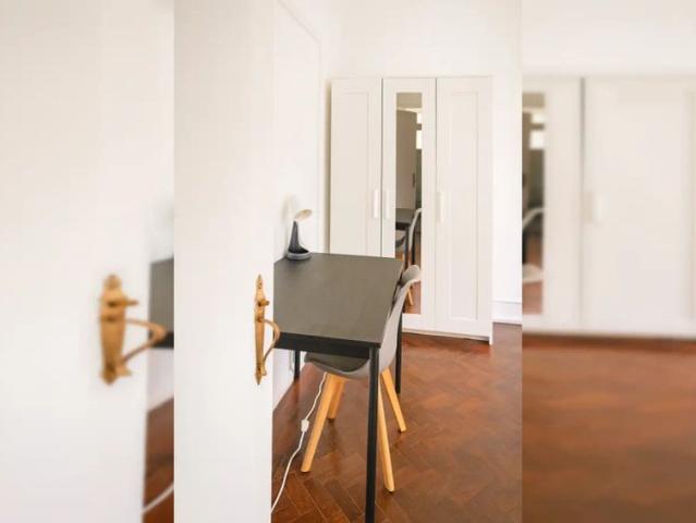 Rooms for rent in 4 bedroom apartment in Areeiro