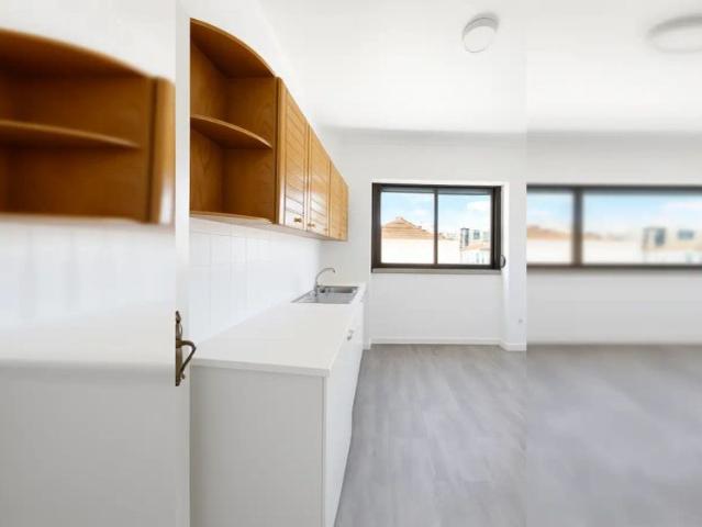 Rooms for rent in 4 bedroom apartment in Areeiro