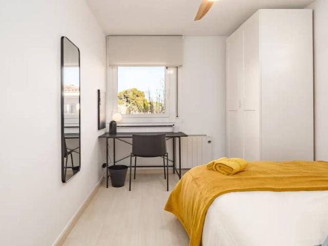 Rooms for rent in 4 bedroom apartment in Barcelona