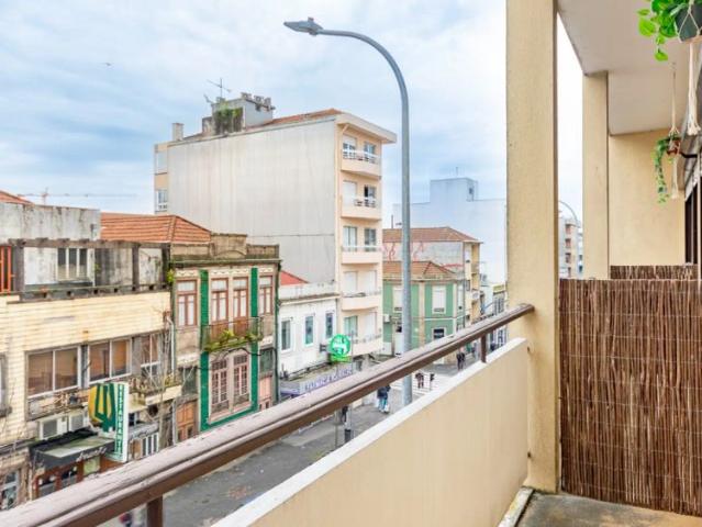Rooms for rent in 4 bedroom apartment in Bela Vista, Porto