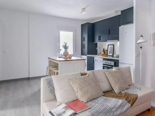 Rooms for rent in 4 bedroom apartment in Berruguete, Madrid