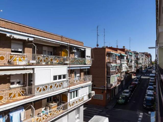 Rooms for rent in 4 bedroom apartment in Cdad. Lineal