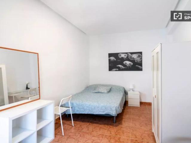 Rooms for rent in 4 bedroom apartment in Ciutat Vella