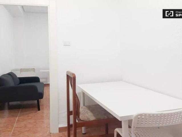 Rooms for rent in 4 bedroom apartment in Ciutat Vella