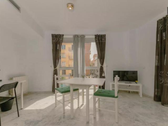 Rooms for rent in 4 bedroom apartment in Ciutat Vella