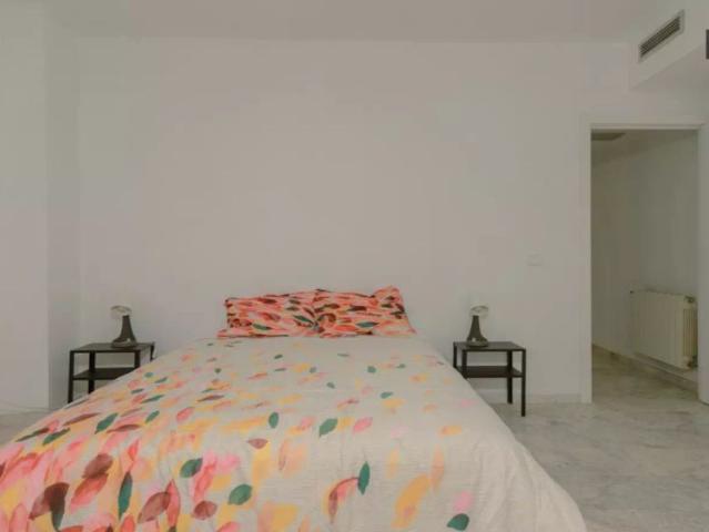Rooms for rent in 4 bedroom apartment in Ciutat Vella