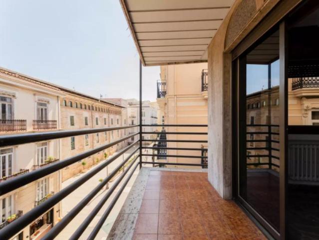 Rooms for rent in 4 bedroom apartment in Ciutat Vella