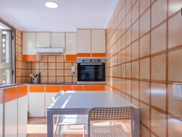 Rooms for rent in 4 bedroom apartment in Ciutat Vella