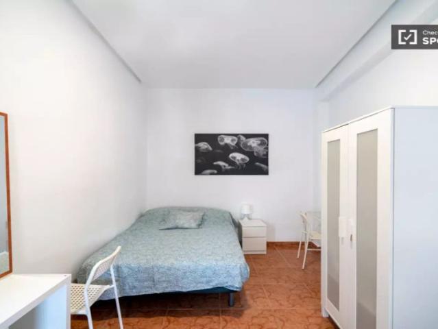 Rooms for rent in 4 bedroom apartment in Ciutat Vella