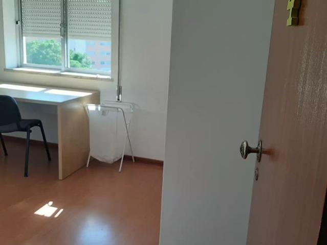 Rooms for rent in 4 bedroom apartment in Coimbra Solum