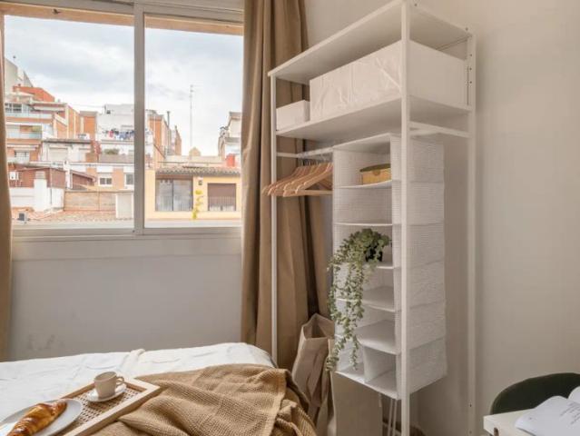 Rooms for rent in 4 bedroom apartment in Les Corts