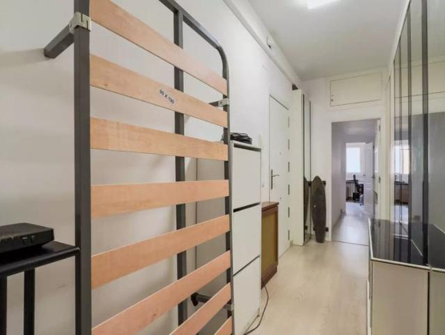 Rooms for rent in 4 bedroom apartment in Les Corts