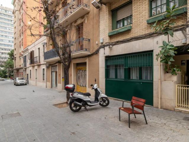 Rooms for rent in 4 bedroom apartment in Les Corts