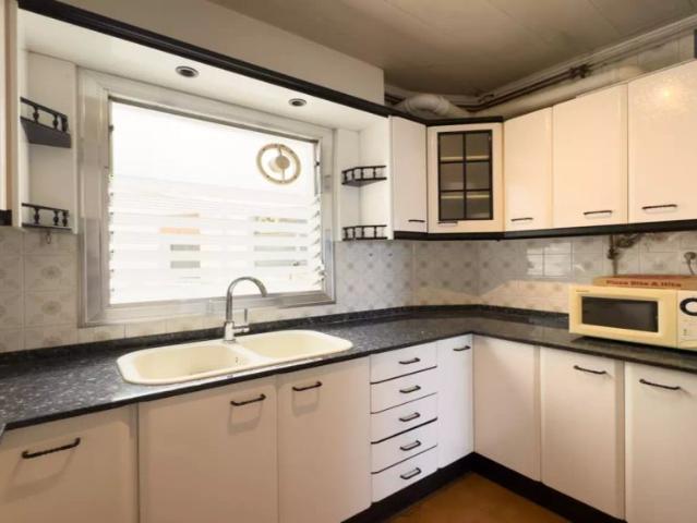 Rooms for rent in 4 bedroom apartment in L'Hospitalet De Llobregat
