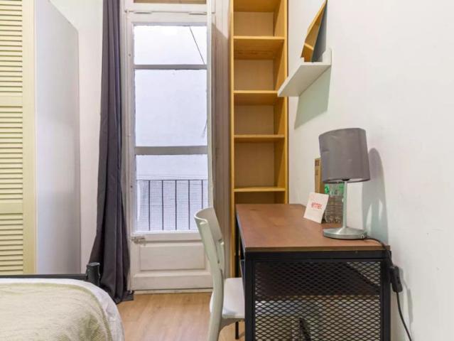 Rooms for rent in 4 bedroom apartment in Sant Andreu