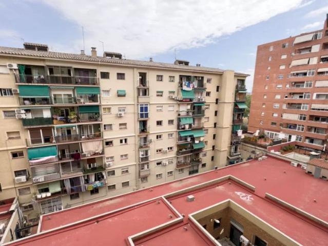 Rooms for rent in 4 bedroom apartment in Sant Martí