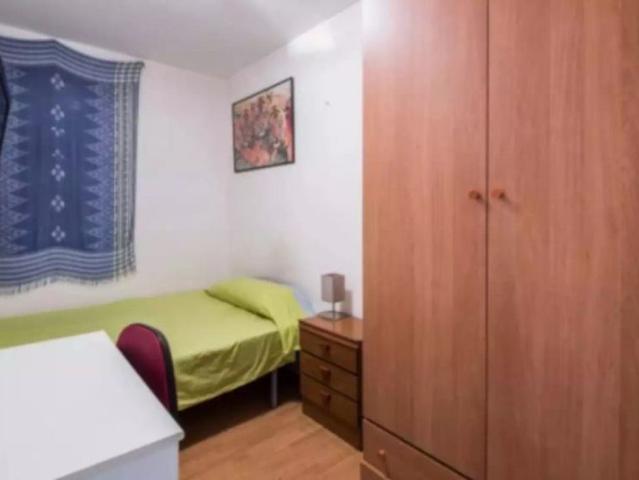 Rooms for rent in 4 bedroom apartment in the center of Barcelona next to Sagrada Familia