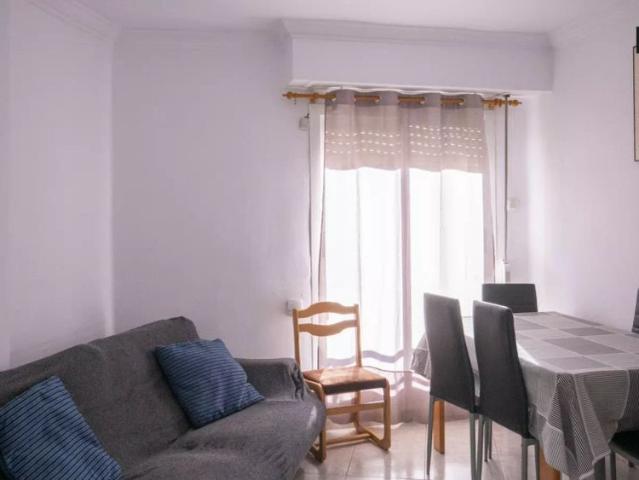 Rooms for rent in 4 bedroom apartment in Valencia