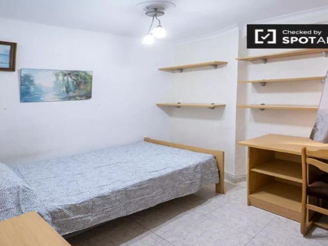Rooms for rent in 4 bedroom apartment in Valencia