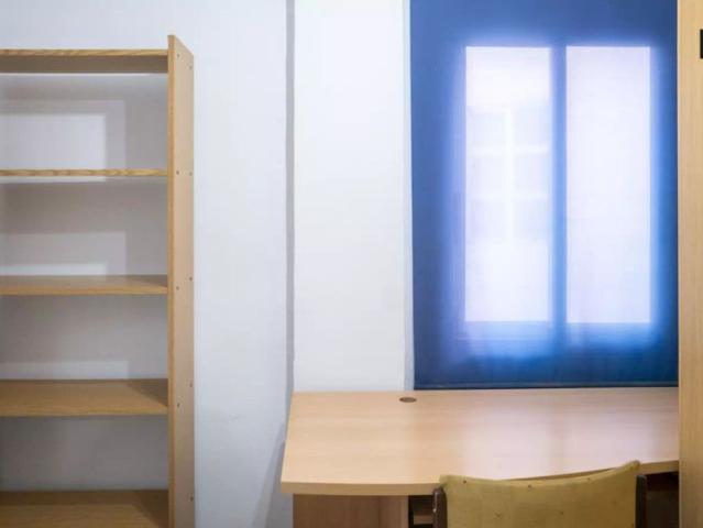 Rooms for rent in 4 bedroom apartment in Valencia