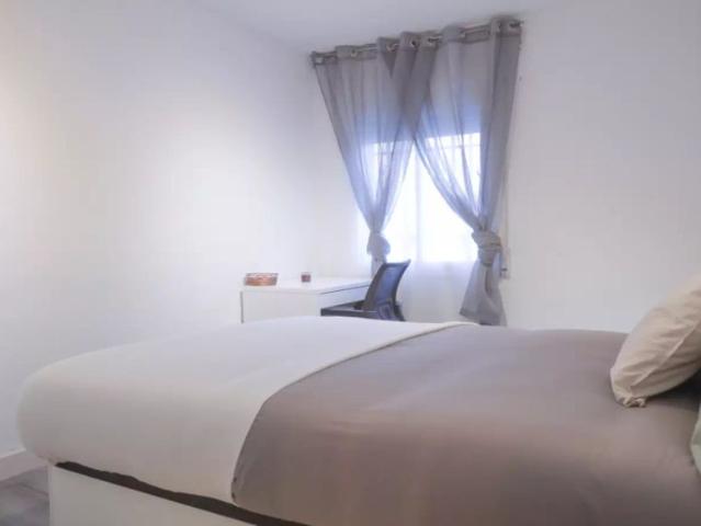 Rooms for rent in 5 bedroom apartment in Madrid