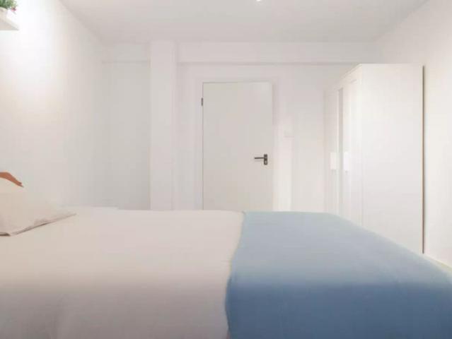 Rooms for rent in 5 bedroom apartment in Madrid