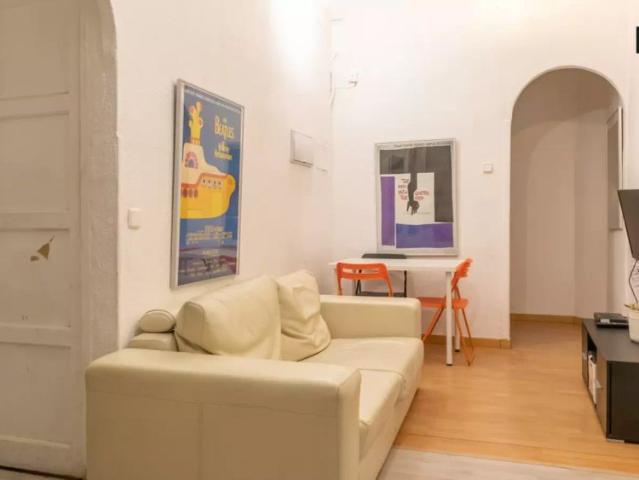 Rooms for rent in 5 bedroom apartment in Madrid