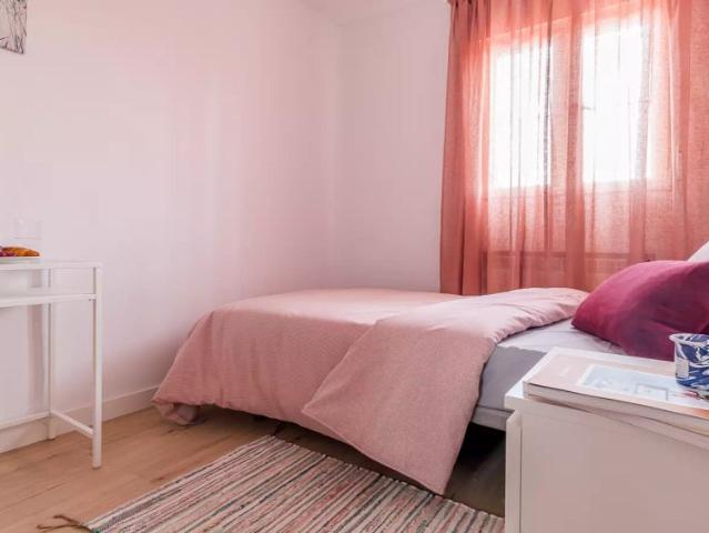 Rooms for rent in 5 bedroom apartment in Madrid