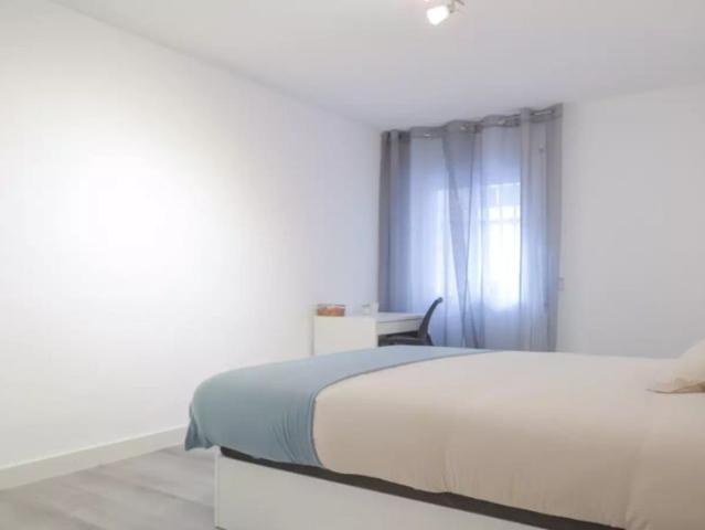 Rooms for rent in 5 bedroom apartment in Madrid