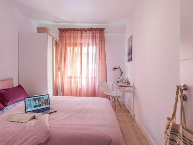 Rooms for rent in 5 bedroom apartment in Madrid