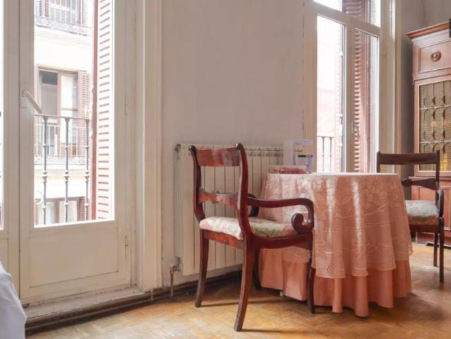 Rooms for rent in 5 bedroom apartment in Malasaña