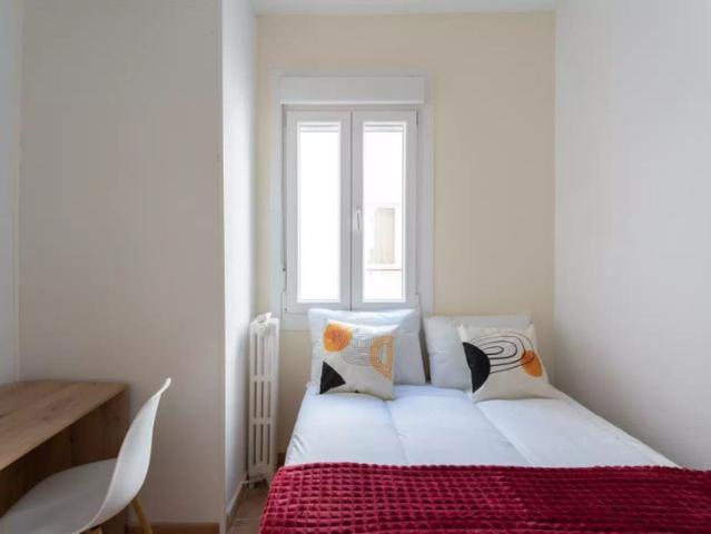 Rooms for rent in 5 bedroom apartment in Moncloa
